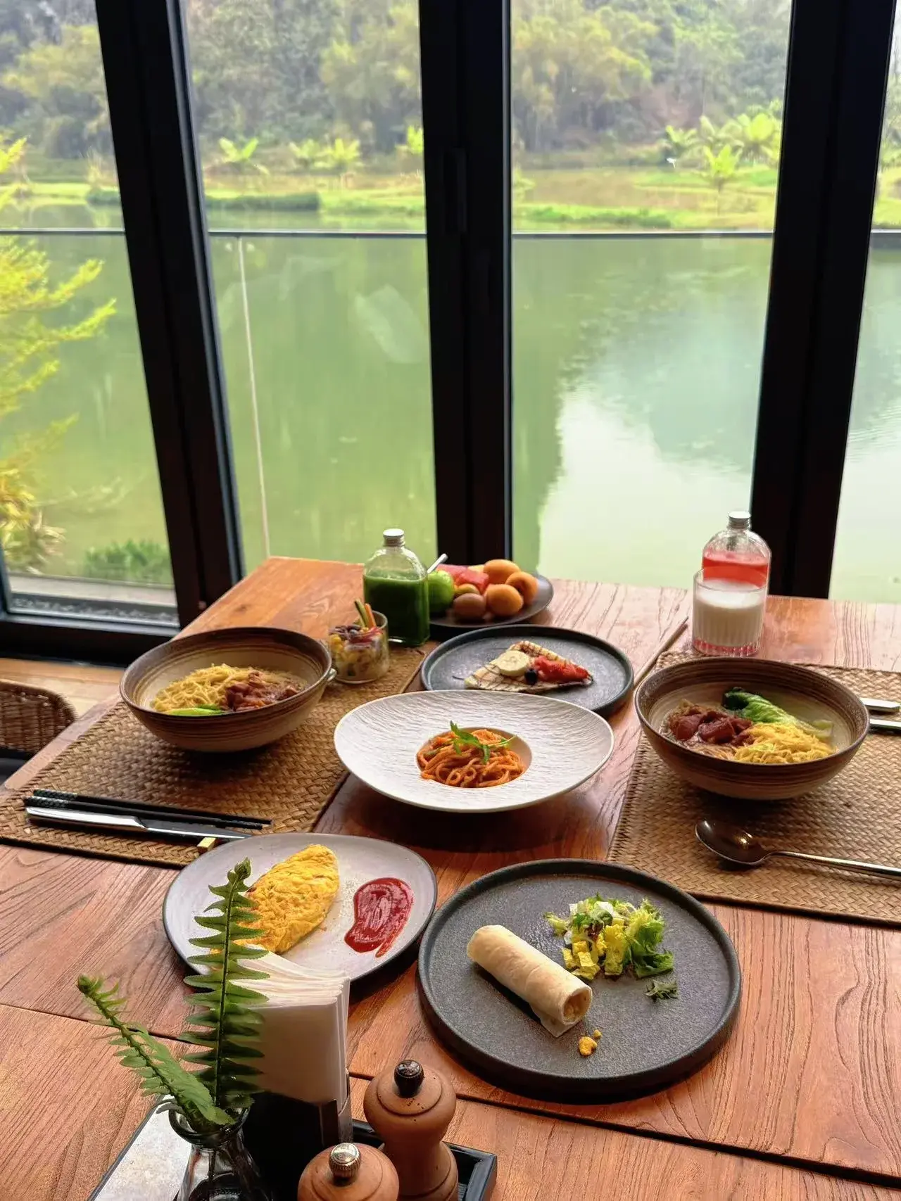 8.6 丽世退房，明仕田园附近用餐，南宁送机