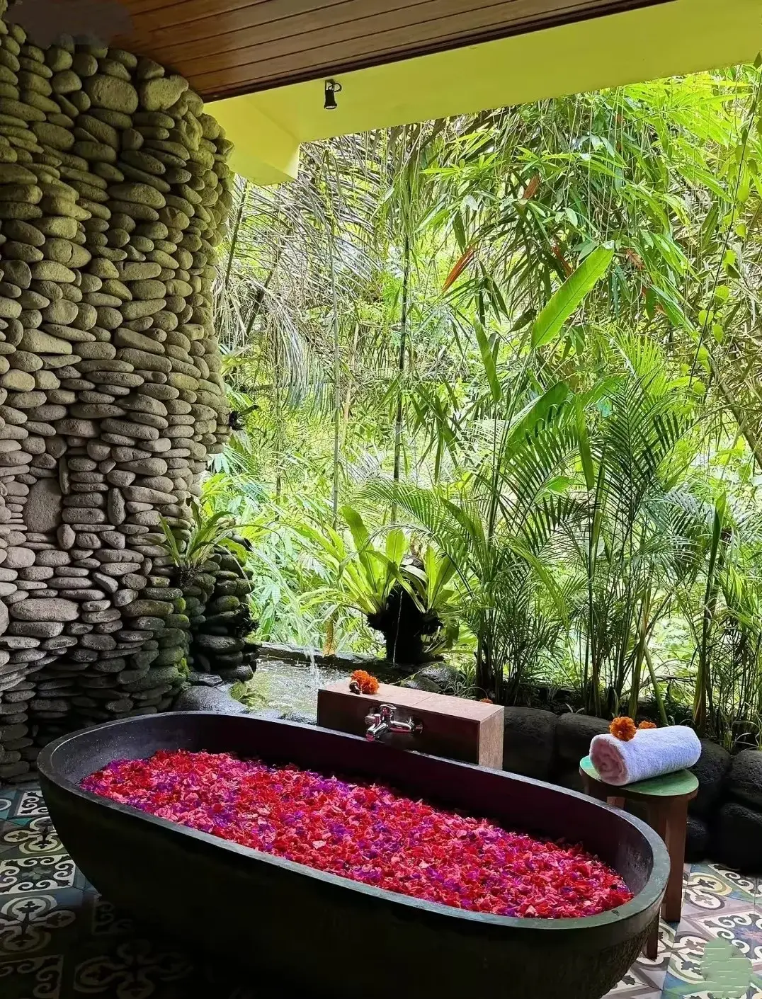 抵达巴厘岛 → 接机→乌布咖啡庄园+鲜花Spa